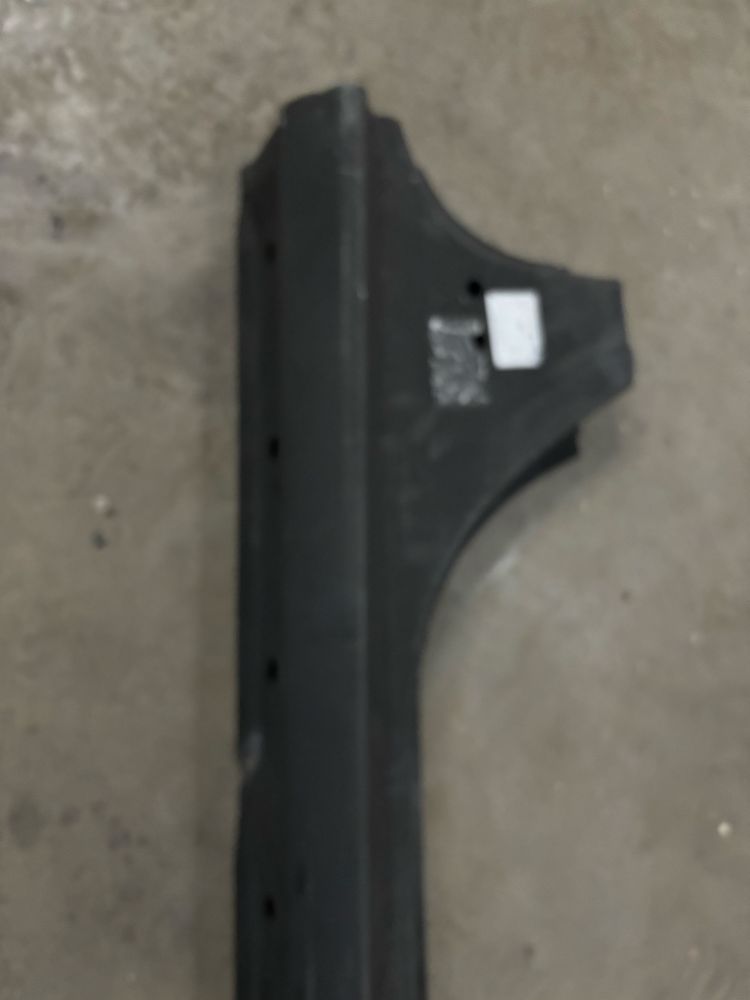 Próg zewnętrzny prawy Ford Fiesta MK8