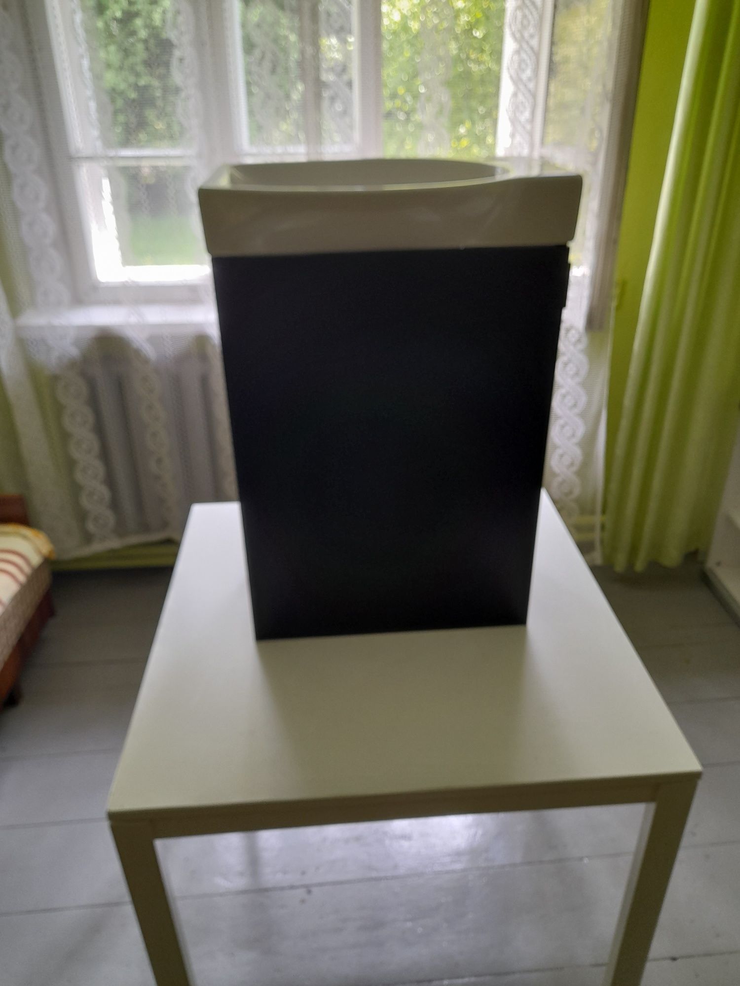 Umywalka z szafką wiszącą