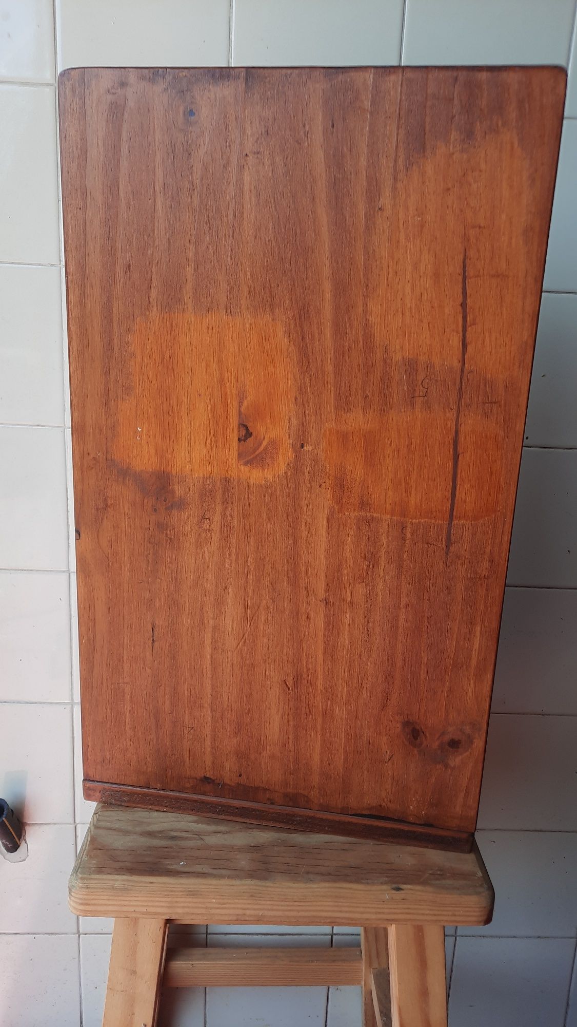 Moinho manual de café com suporte em madeira.