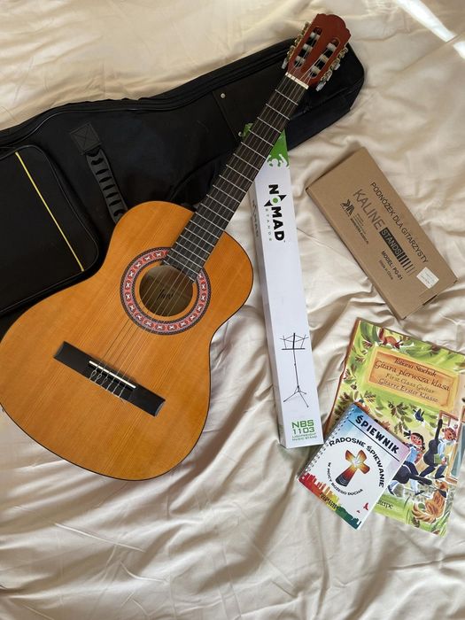 Gitara  3/4 podnóżek pulpit pod nuty pokrowiec  książka