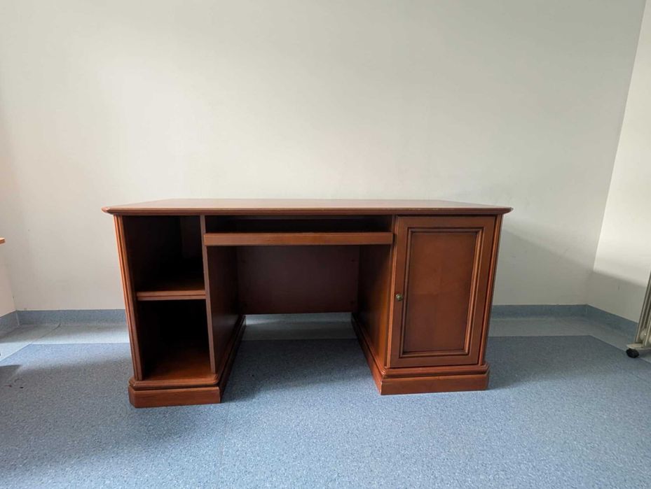 Zestaw klasycznych mebli biurowych – biurko i regał – drewno / fornir