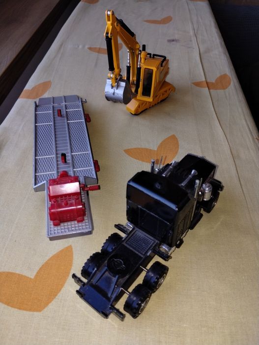 Retro zabawki Transporter z koparką od Playbear