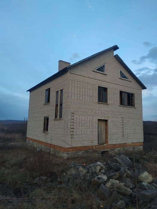 Продаж будинку...