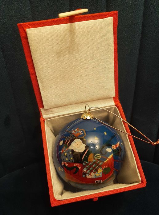 Stara, porcelanowa bombka