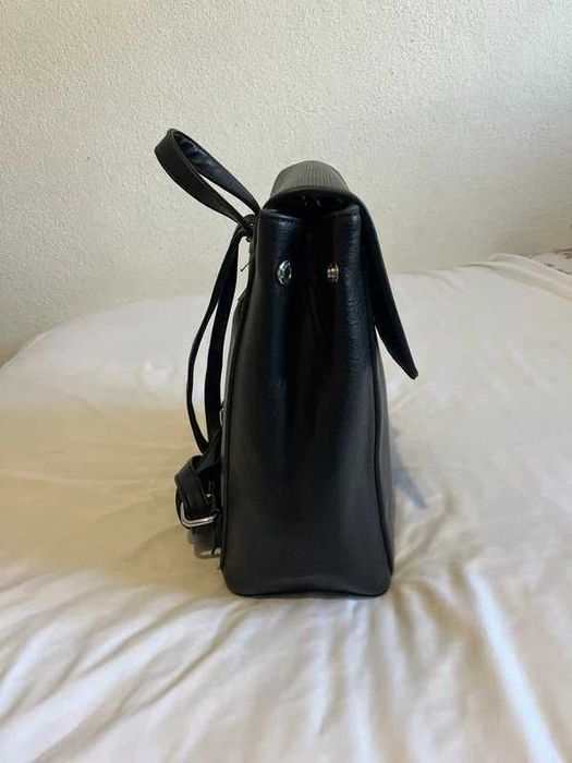 Mochila preta com detalhes prateados