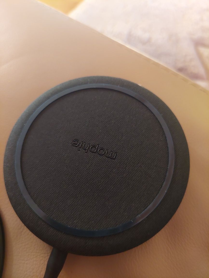 Iphon. Ładowarka kupiona w Apple.  Miesiąc temu.