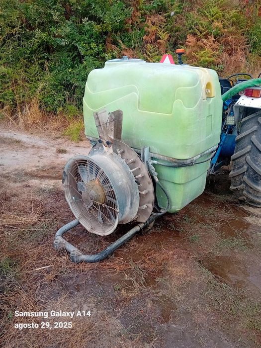 pulverizador de 600 litros com turbina Marca Rocha