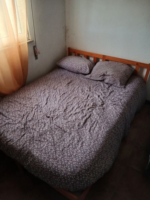 Cama de ferro e de madeira