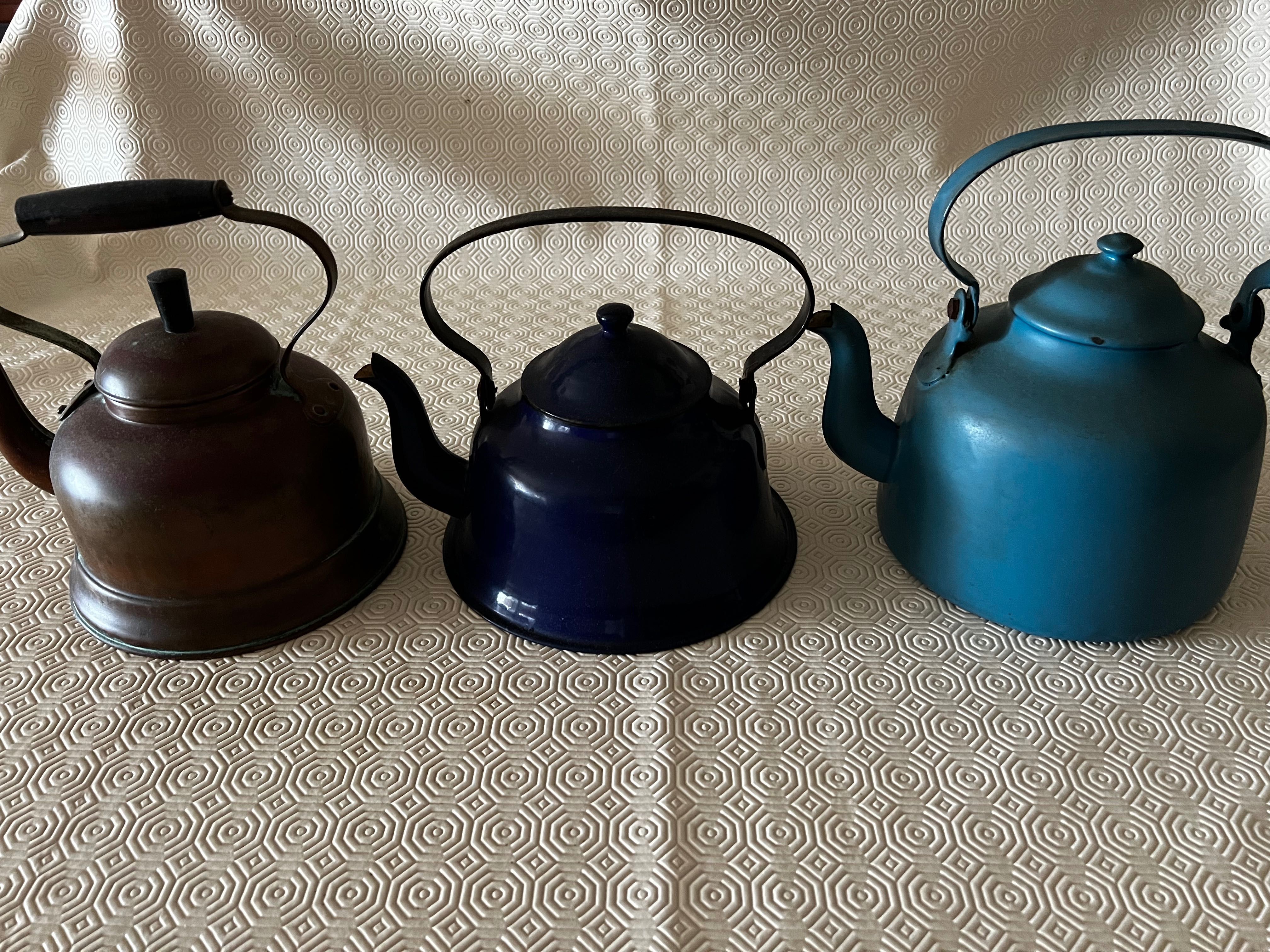 Chaleira antigas em esmalte e cobre e cafeteira em esmalte