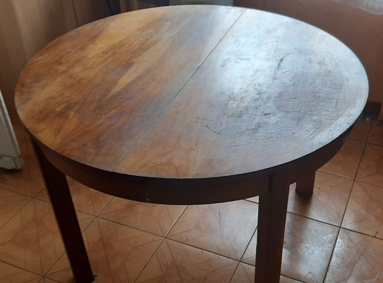 Okrągły rozkładany stół z litego drewna. Lata 50 XX wieku