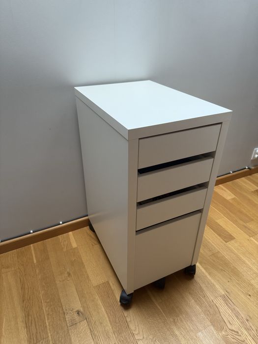Przybiurkowa biała komoda na kółkach IKEA Micke