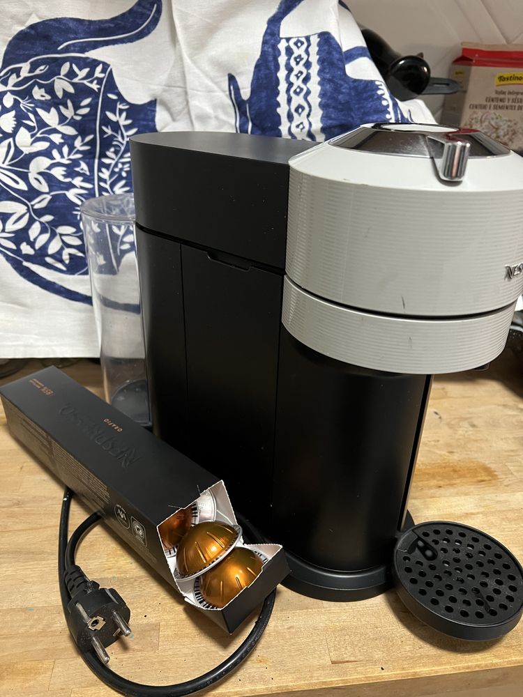 Maquina nespresso vertuo + capsulas