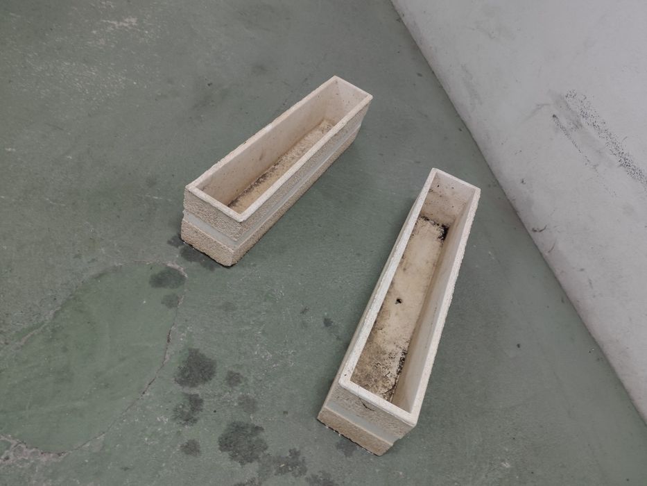 Floreira em pedra bege.