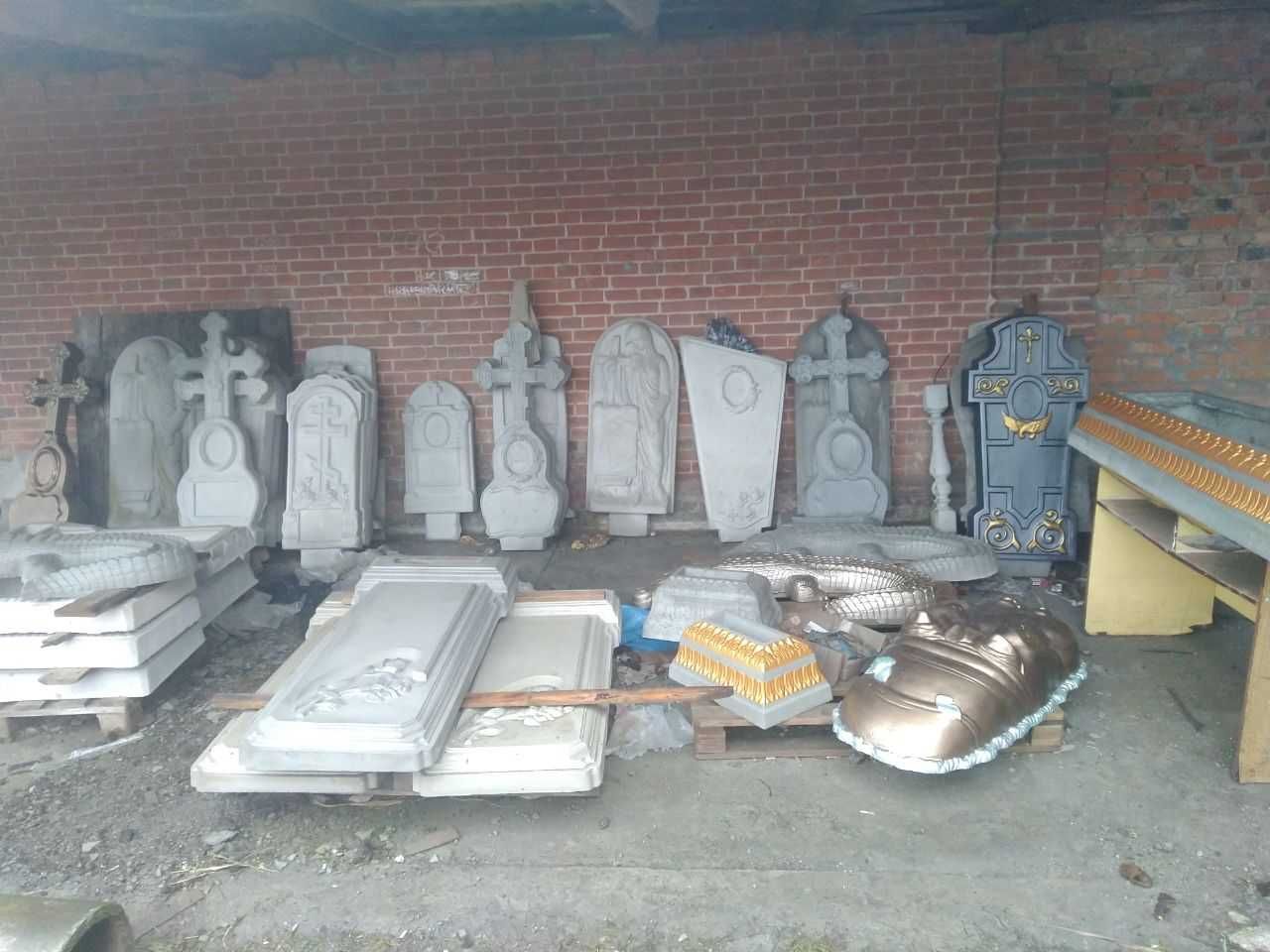 Памятники литые из бетона, плиты противоусадочные  под памятники