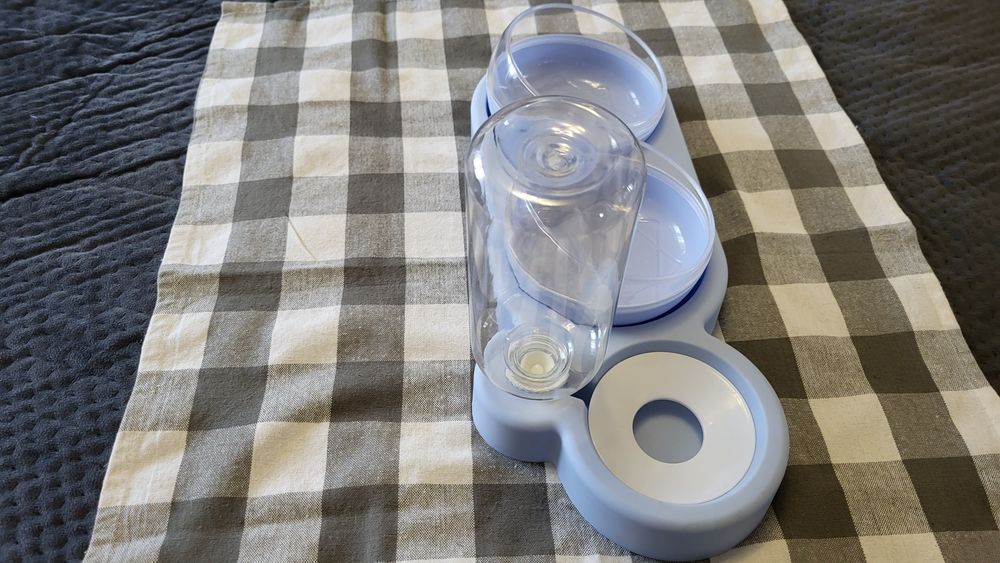 Посуд для котів.