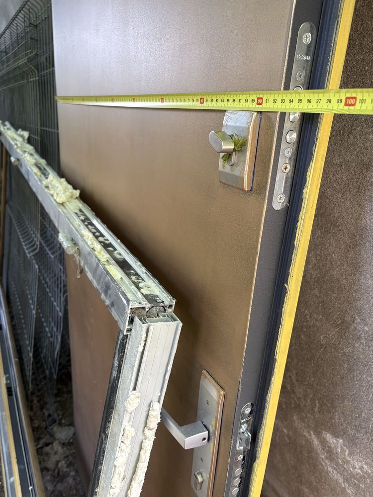 Drzwi aluminiowe z futryną termo i z naświetlem bocznym.