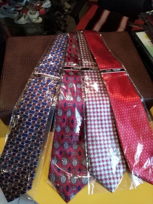 продам шовкову краватку.