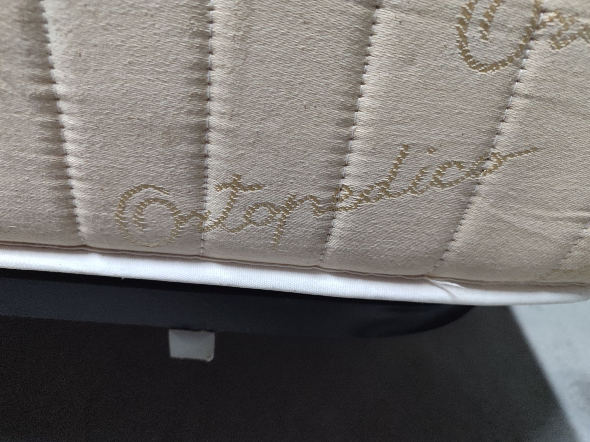 Estrado de cama metálico com colchão.