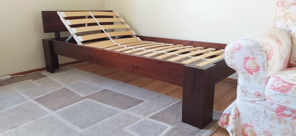Łóżka drewniane sosnowe ze stelażami