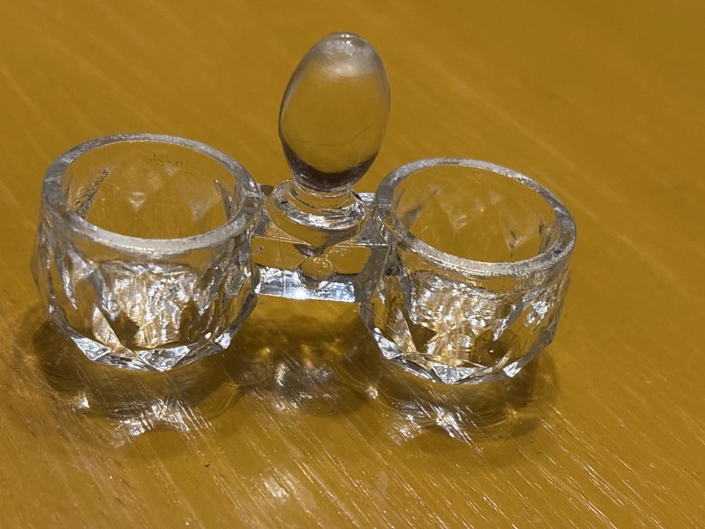 Szklany pojemnik na sól i pieprz