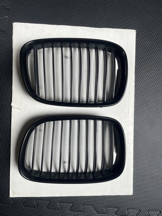 Nerki, atrapy grilla E39 czarne, stan jak nowy