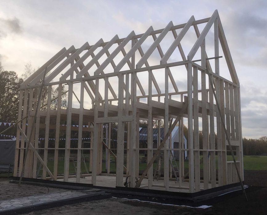 Konstrukcja szkieletowa C-24 domu typu stodoła 80 m2 z podcieniem