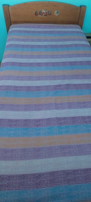 Cama solteiro  com marcas de uso