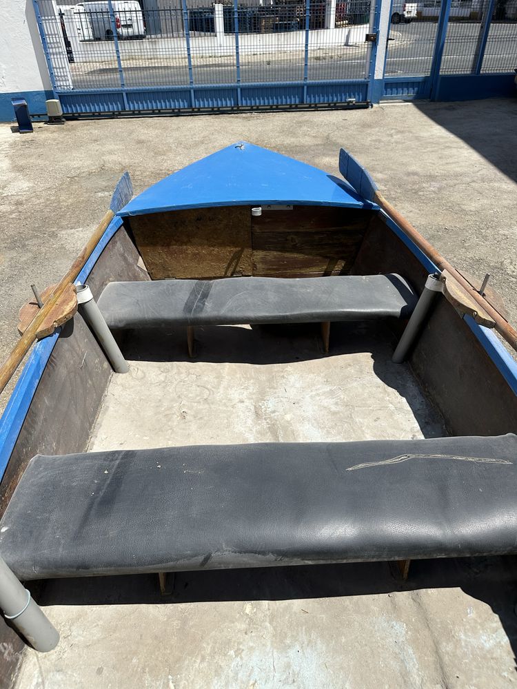 Barco, motor e reboque tudo incluso