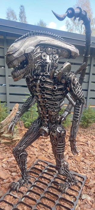 Obcy alien kosmita rzeźba metaloplastyka art złom metal loft design