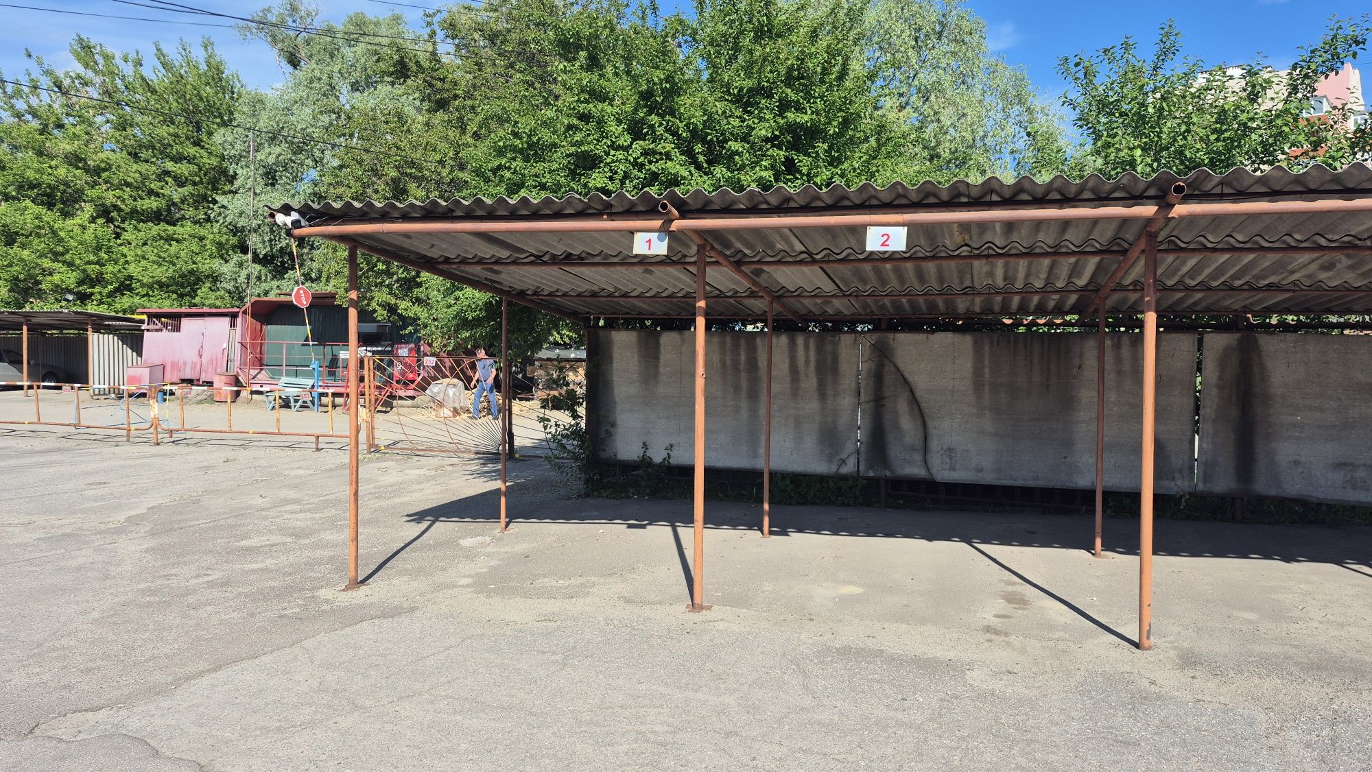 Крите паркомісце №2 перший ряд біля охорони, пр-т Свободи, гот. Вікінг
