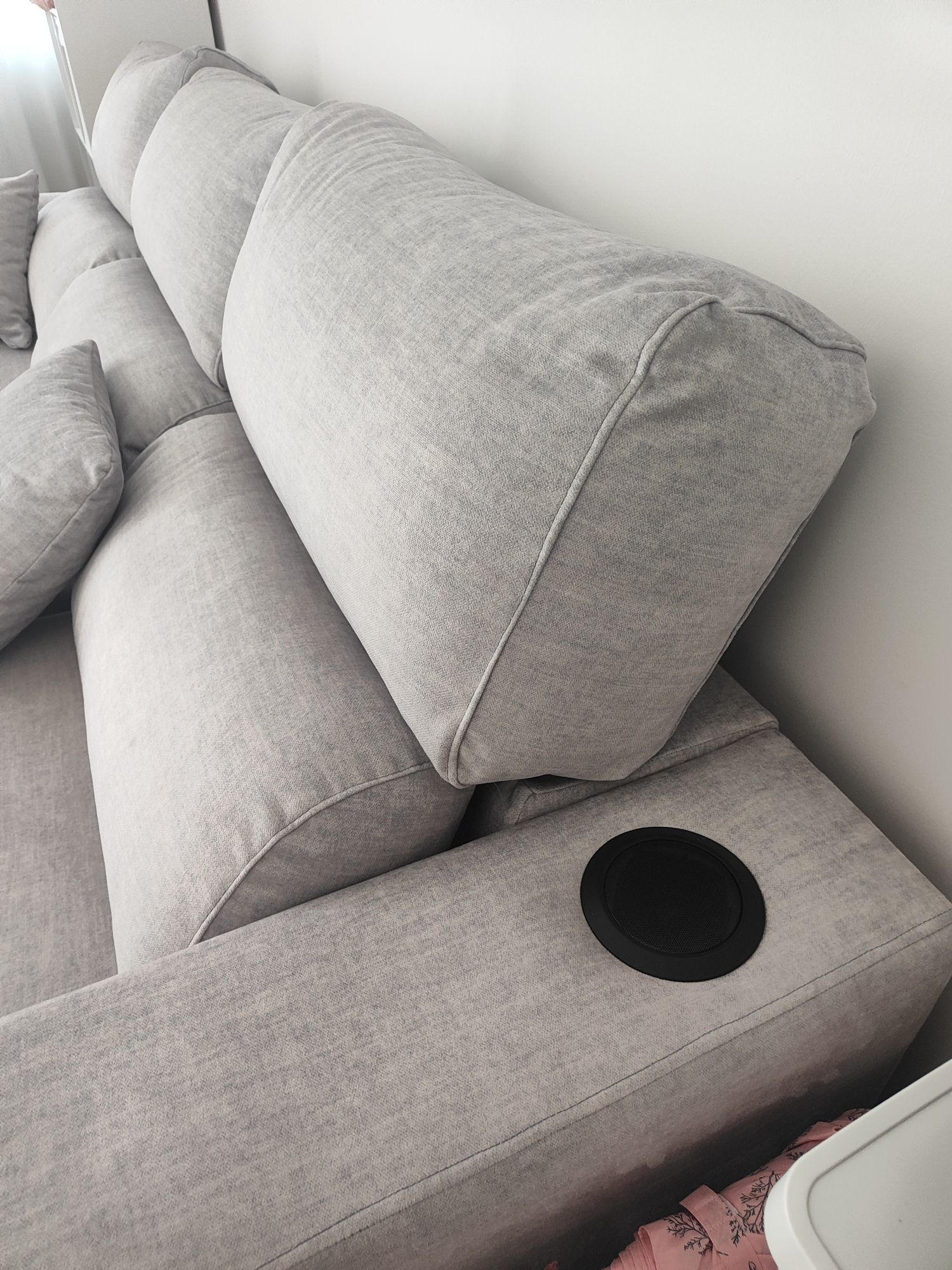 Sofá cama com chaise long + sistema som integrado