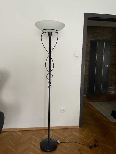 lampa stojąca  z białym szklanym kloszem