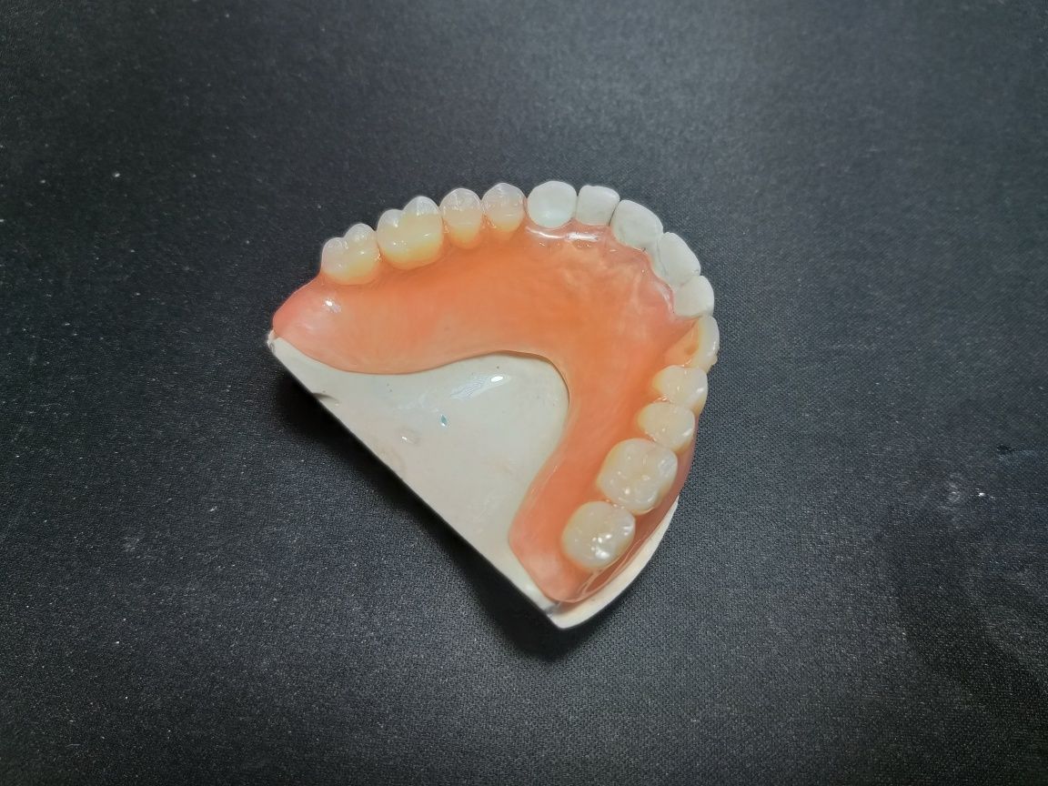Зубний технік. Зуботехнічна Лабораторія  "HI-TECH Dental LAB"