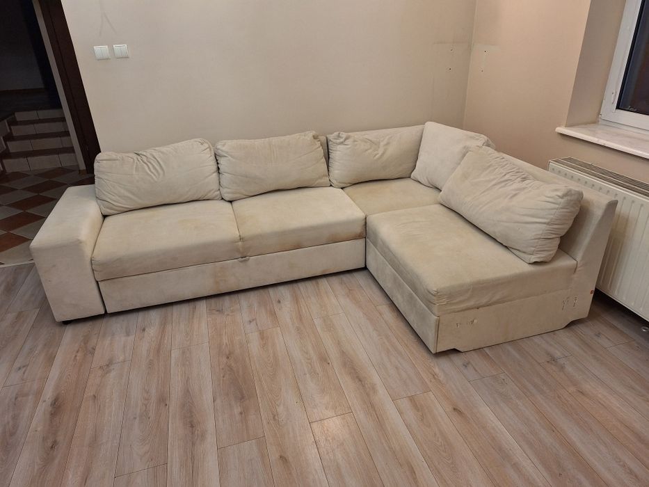 Narożnik ze schowkiem i funkcją spania