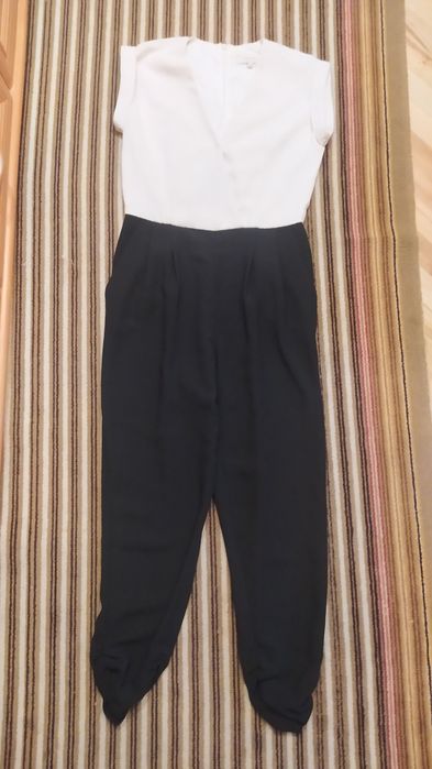 Kombinezon długi elegancki z ozdobną marszczoną nogawką typu rurki