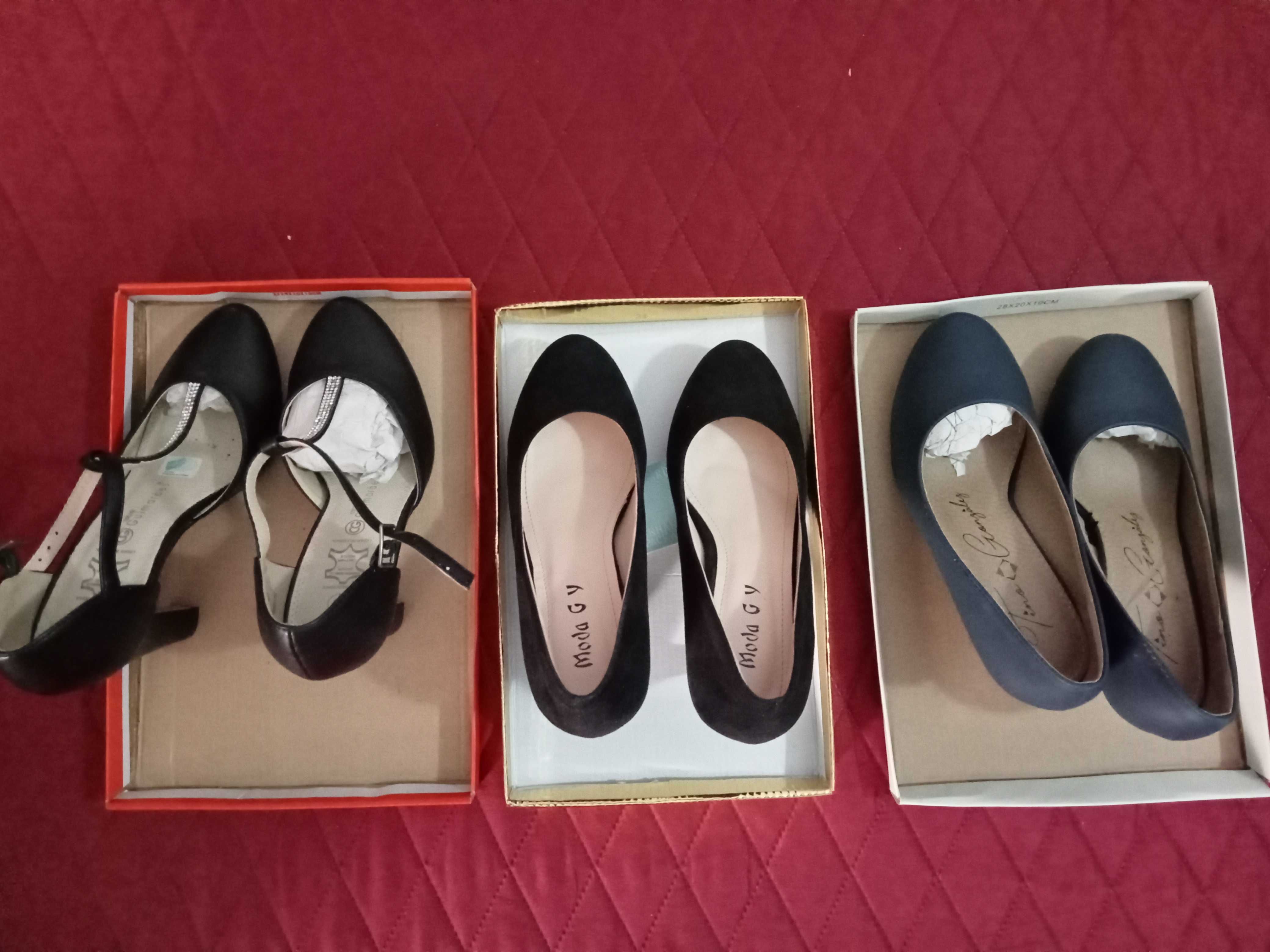 3 pares de sapatos de mulher