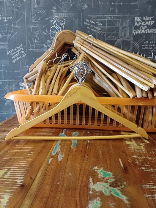 Cabides de roupa em madeira