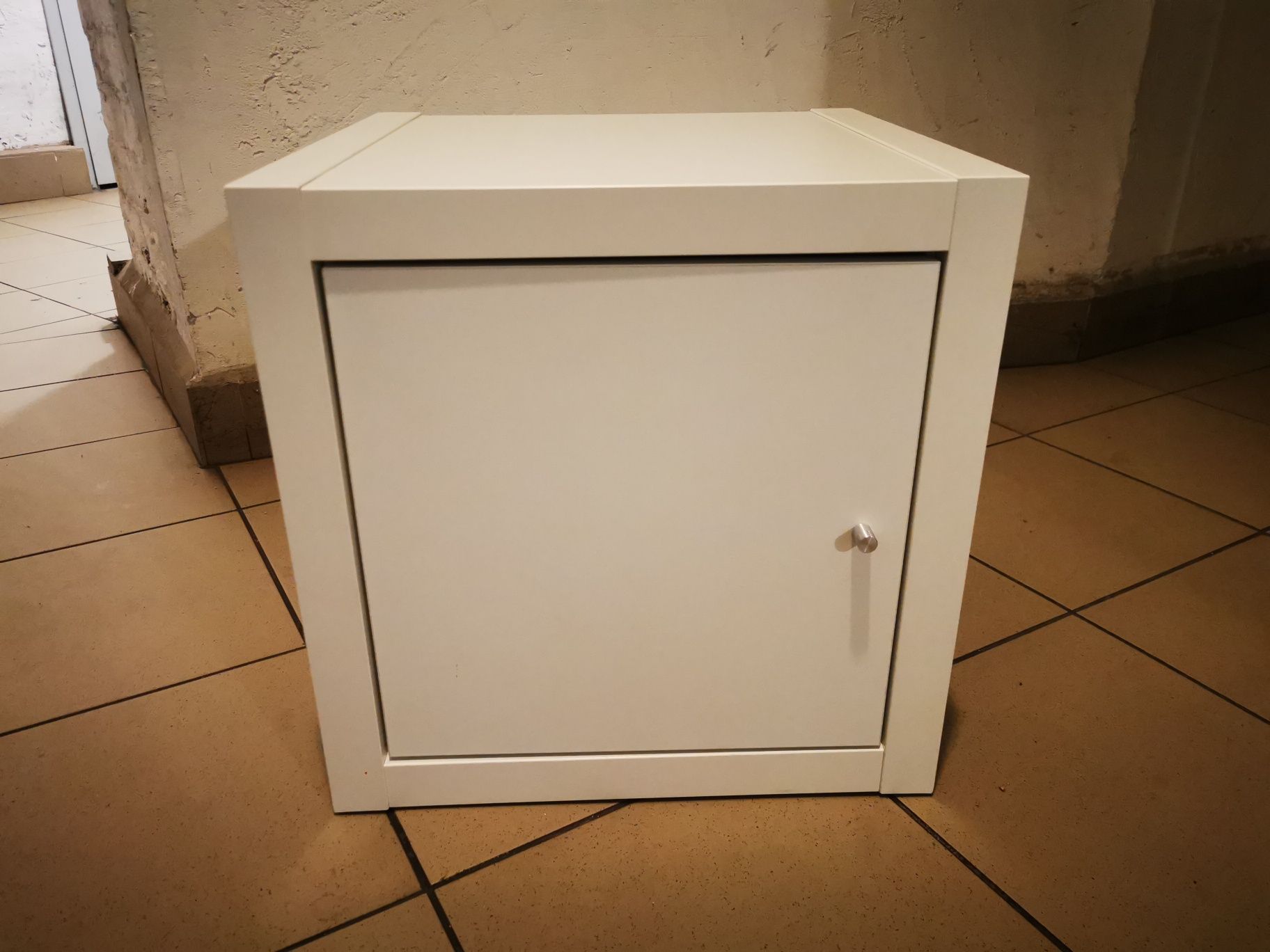 Biała szafka nocna zamykana 40 x 42 x 41 cm super stan
