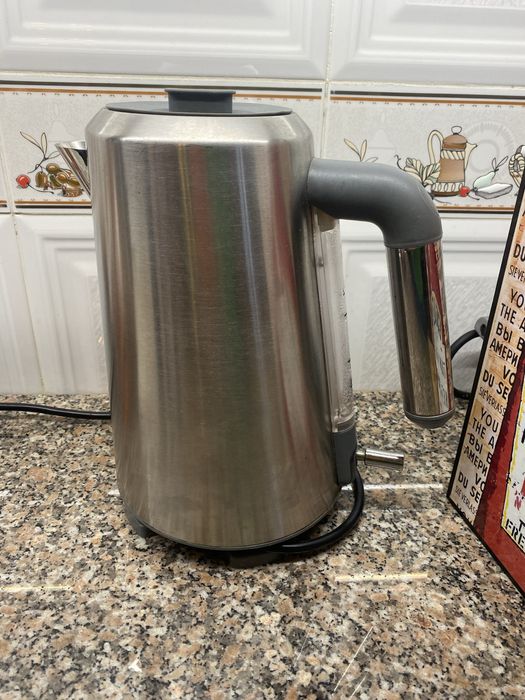 Chaleira DeLonghi em muito bom estado , cor cinza