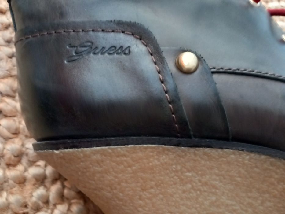 Botas castanhas marca ' guess  ' completamente novas