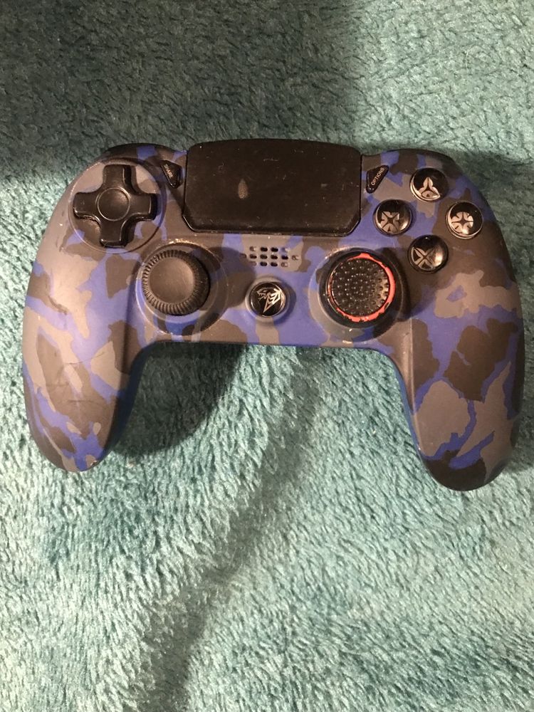 Konsola ps4 pro + dwa pady firmy kobra + 8 gier + instrukcja