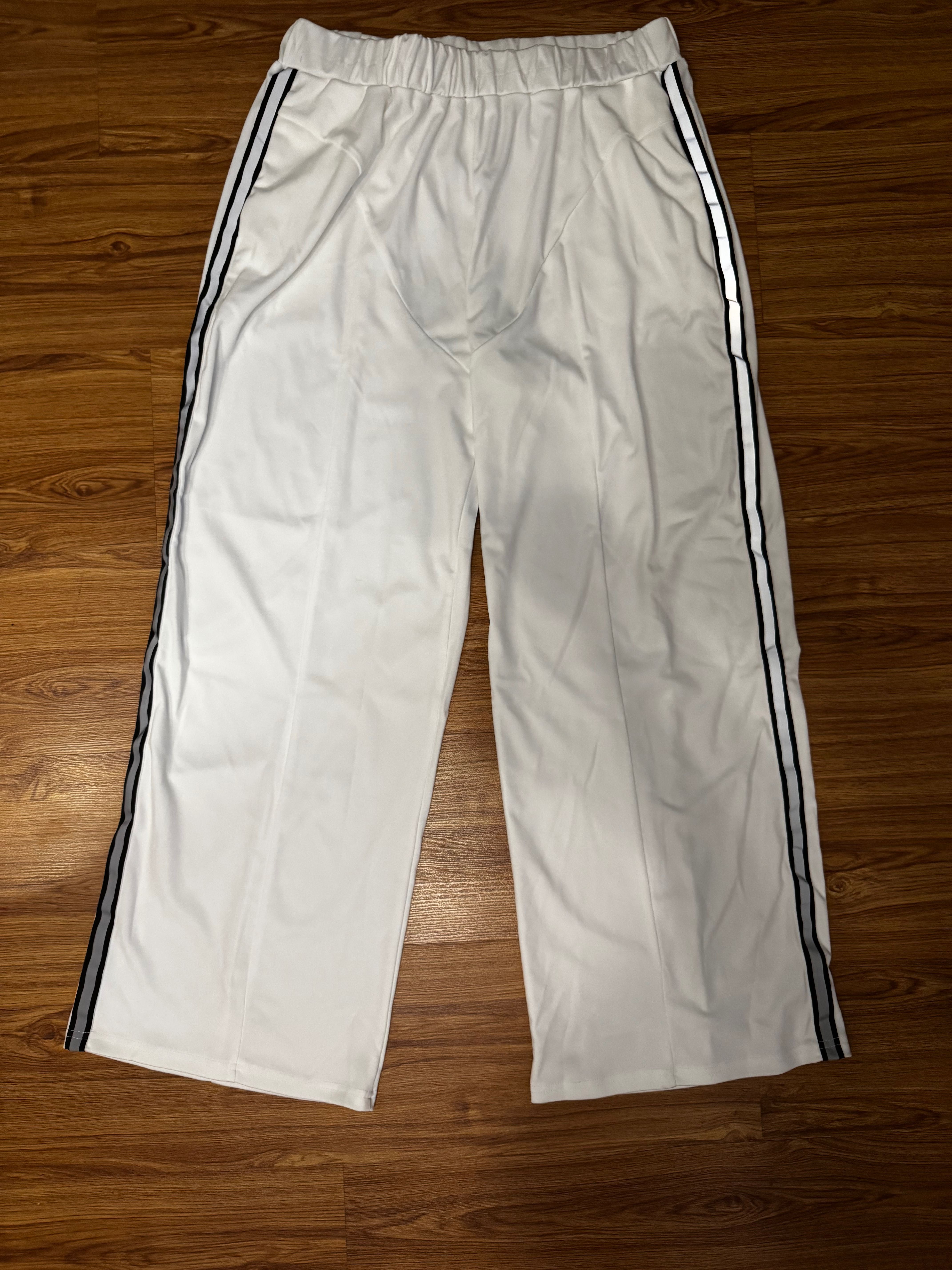 Білий костюм з брюками та футболкою, size XL