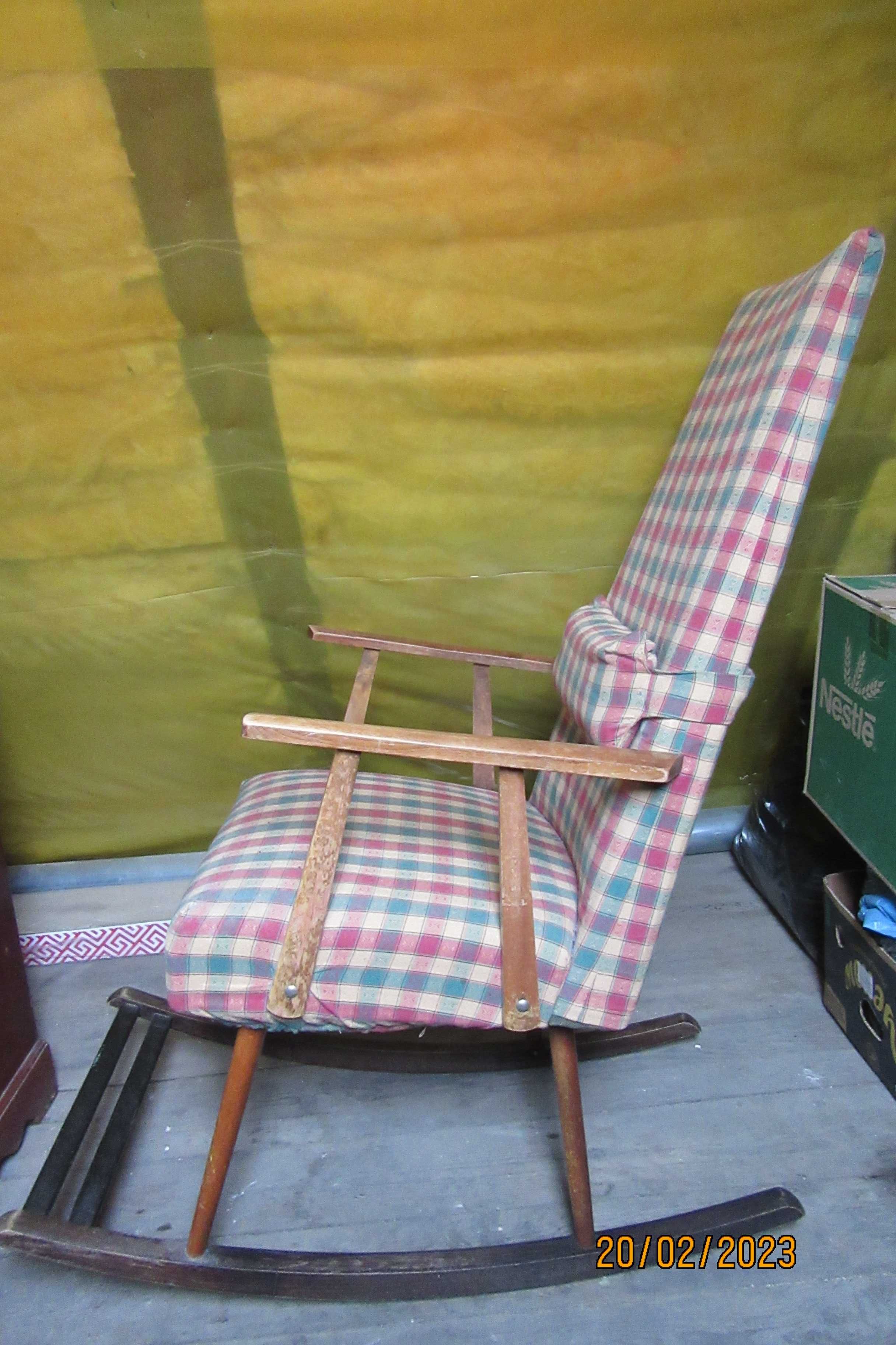Stare meble drewniany fotel bujany
Oparcie i siedzenie z materiału