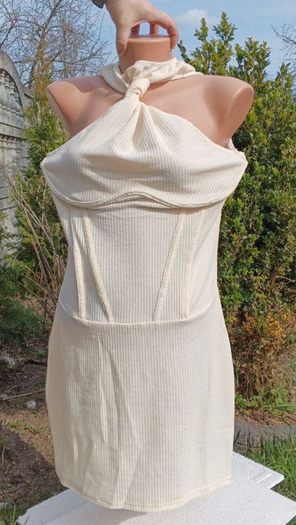 Сукня з корсетною талією