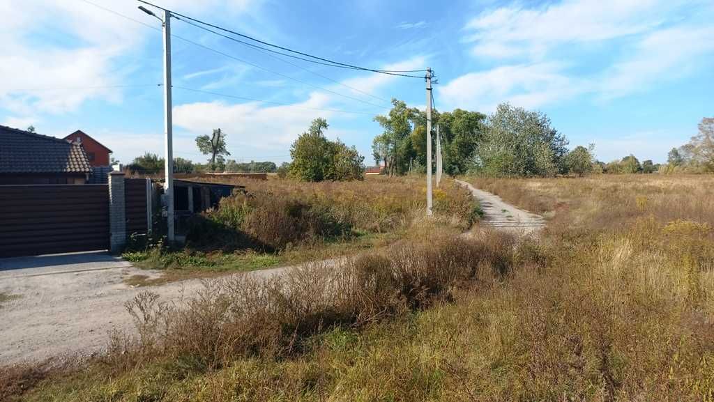Требухів 19 соток з великим фасадом на житловій вулиці з комунікаціями