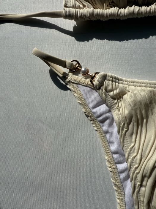 Ніжний молочний купальник