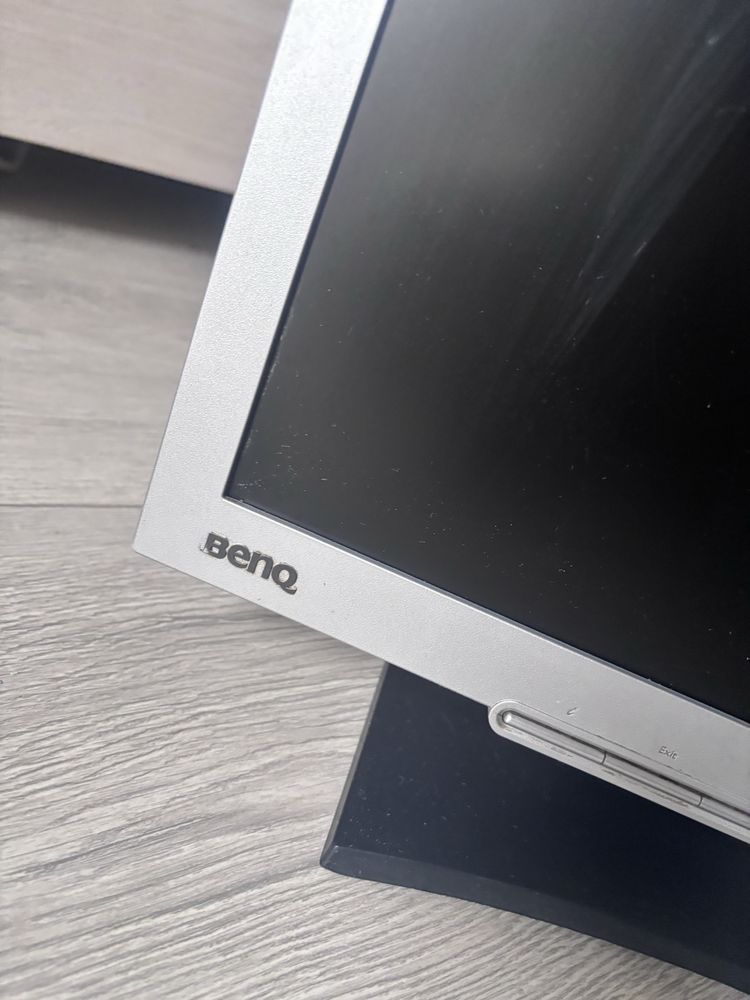 Monitor Benq z okablowaniem