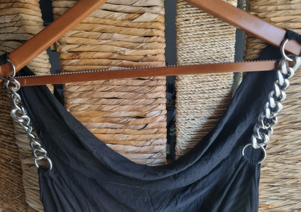Blusa preta com aplicações de correntes douradas