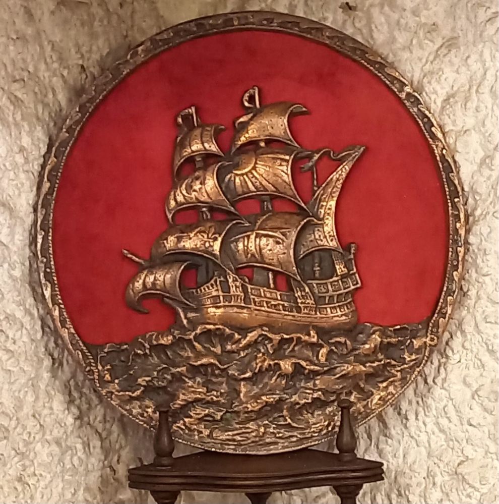 Grande placa redonda de parede em bronze com caravela