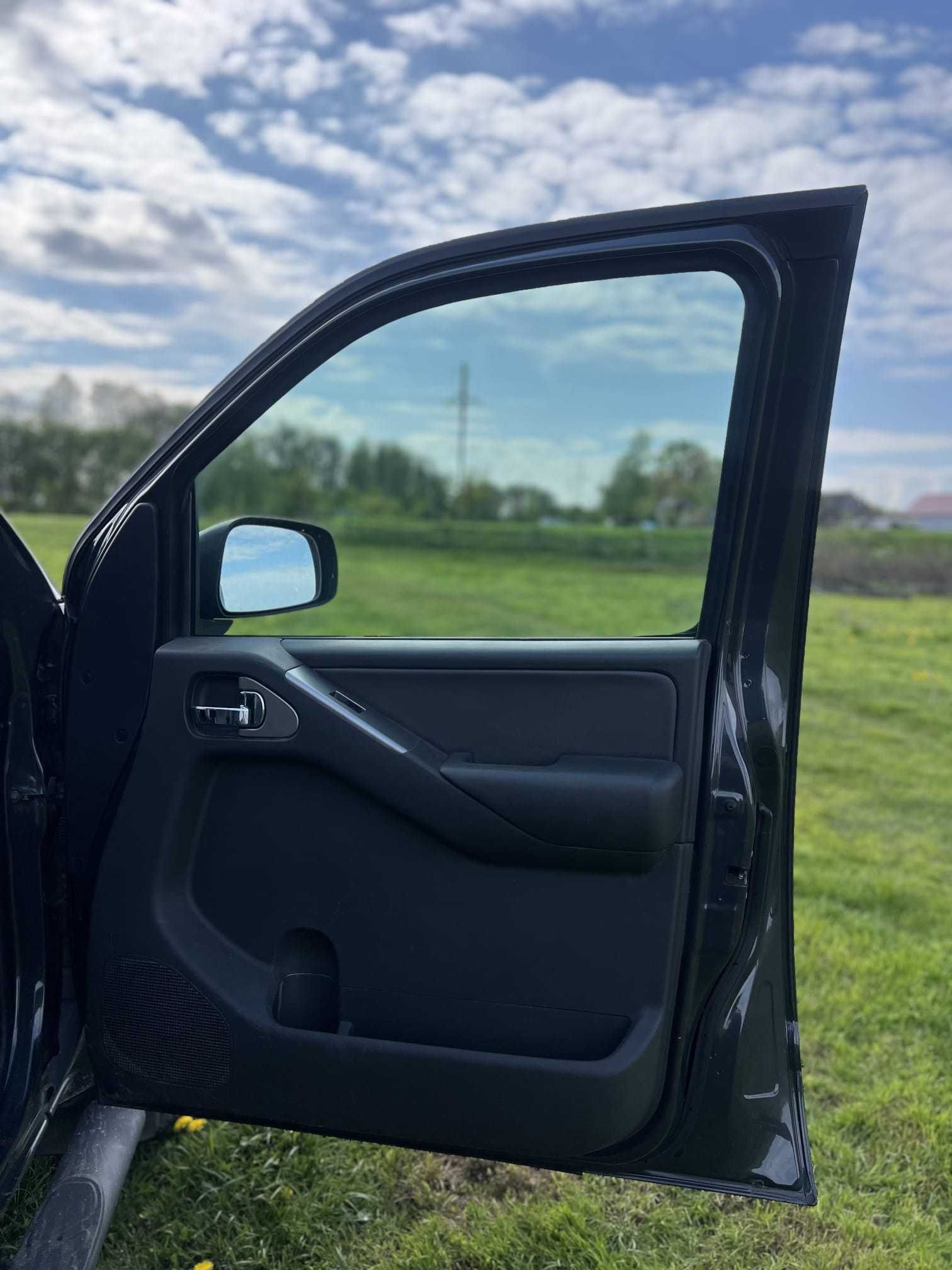 Передні задні двері двери навара Д40 Nissan Navara (D40) Ниссан